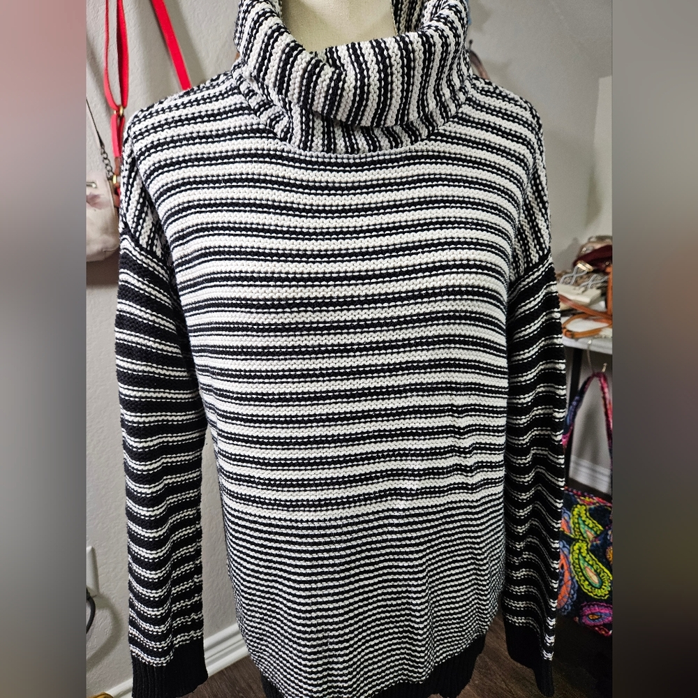 EUC Liz Claiborne Monochrome Striped Knit Top